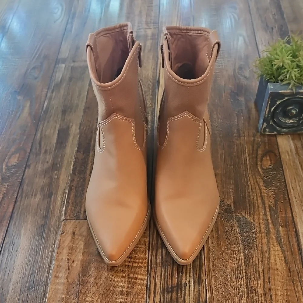 Universal Thread‎ Women's Tan Cowbow, Western Style Ankle Boots
